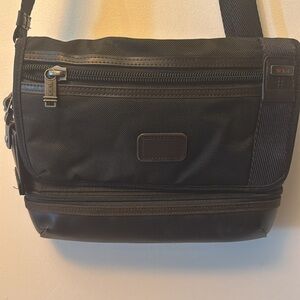 Unisex Tumi Beale Bravo Expandable Crossbody bag.
Great for everyday or travel.